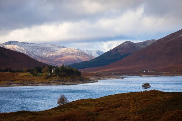 Осінній Пейзаж Хайленді Шотландія Велика Британія Гарні Гори Снігом Задньому — стокове фото