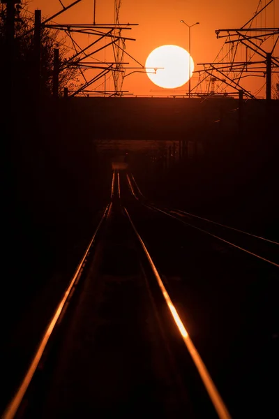 Lignes Ferroviaires Avec Une Belle Lumière Coucher Soleil Arrière Plan — Photo