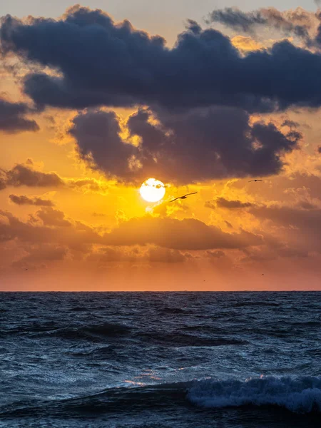 Vagues Une Mer Lever Soleil Avec Des Nuages Colorés Arrière — Photo