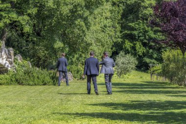 yürüme ve konuşma üç şık erkek