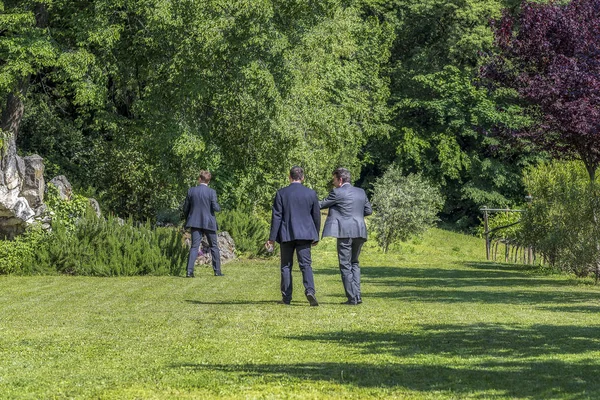 yürüme ve konuşma üç şık erkek