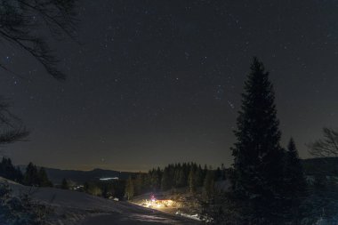 gece ve küçük bir korunak Dağı