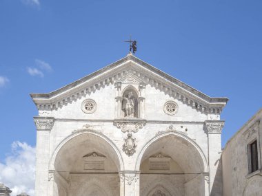 Puglia İtalya 'da 21 Ağustos 2017 tatil. Monte Sant 'Angelo Tapınağı, Italya. S monte Sant Angelo, Apulia, Güney İtalya küçük güzel kasaba Güney İtalya, monte Sant Angelo, tüm beyaz