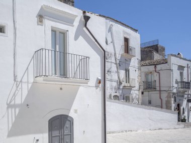 Puglia İtalya 'da 21 Ağustos 2017 tatil. Monte Sant 'Angelo Tapınağı, Italya. S monte Sant Angelo, Apulia, Güney İtalya küçük güzel kasaba Güney İtalya, monte Sant Angelo, tüm beyaz