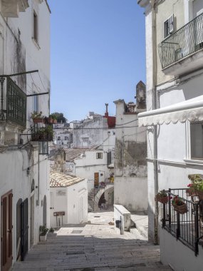 Puglia İtalya 'da 21 Ağustos 2017 tatil. Monte Sant 'Angelo Tapınağı, Italya. S monte Sant Angelo, Apulia, Güney İtalya küçük güzel kasaba Güney İtalya, monte Sant Angelo, tüm beyaz