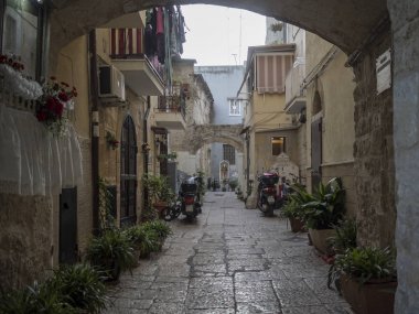 21 Ağustos 2017 bari cit, Puglia, Güney Italya, eski şehir, sokakta bir çok insan evlerinin dışında