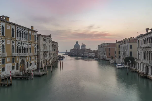 Ноября 2015 Венеция Италия Гранд Канал Историческими Домами Гондольные Традиционные — стоковое фото