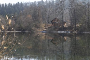 Trentino 'daki Cei Gölü Kış mevsiminde Trentino Gölü' nde