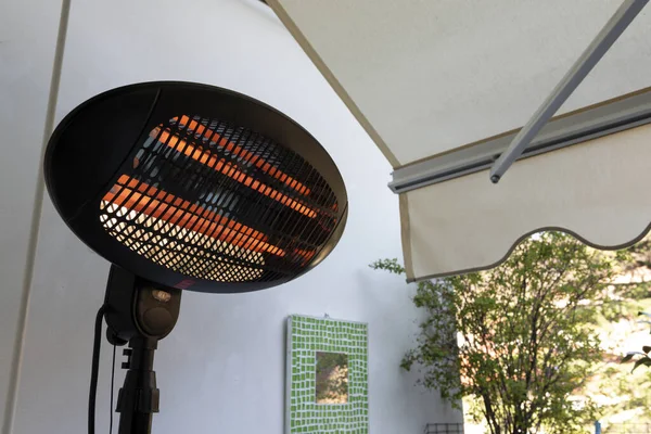 Infrarood Lamp Voor Tuin Balkon Verwarming Vroege Lente Dagen Rechtenvrije Stockfoto's