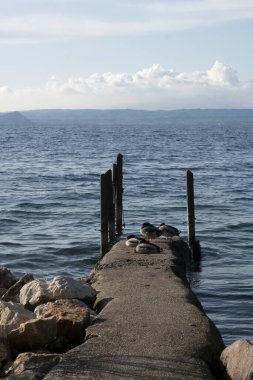 Garda Gölü 'nde hafta sonu, sonbahar mevsimi, soğuk ama güneşli ve güzel