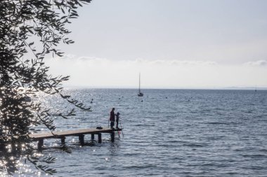 Garda Gölü 'nde hafta sonu, sonbahar mevsimi, soğuk ama güneşli ve güzel