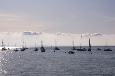 Garda Gölü 'nde hafta sonu, sonbahar mevsimi, soğuk ama güneşli ve güzel