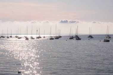 Garda Gölü 'nde hafta sonu, sonbahar mevsimi, soğuk ama güneşli ve güzel