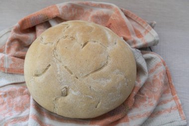 Ev yapımı ekmek, peçetenin içindeki kabukta.