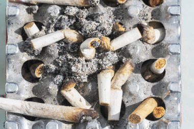 Kül tablası dolusu sigara.