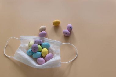 Paskalya yumurtaları ev yapımı şeker ve covid-19 için maske