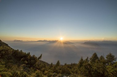 Garda Gölü üzerinde gün batımında Baldo Dağı