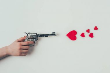 beyaz kağıt kalpler silah hedefleyen kadın kırpılmış görüntü, sevgililer günü kavramı