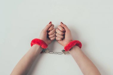beyaz kırmızı kabarık kelepçe kadın elleri kırpılmış görüntü, sevgililer günü kavramı
