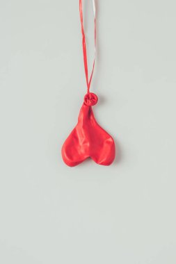beyaz izole kurdele üzerinde sönmüş balon üzerinde çevrilmiş üst görünümü, sevgililer günü kavramı