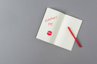 kelimeler sevgililer günü ve dudakları gri yüzeye baskı ile açık dizüstü üst görünümü