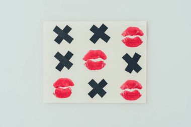 siyah haçlar ve dudaklar beyaz izole baskılar ile tic-tac-toe üst görünümü, sevgililer günü kavramı