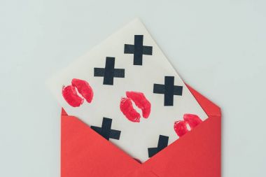 beyaz, sevgililer günü kavramı izole zarf içinde tic-tac-toe sevgililer kartpostal üst görünümü