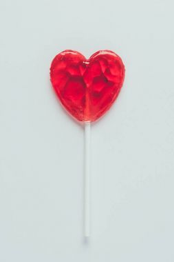 beyaz izole kalp şeklinde lolipop üst görünümü, sevgililer günü kavramı
