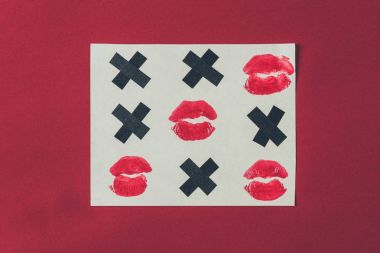 siyah haçlar ve dudaklar kırmızı izole baskılar ile tic-tac-toe üst görünümü, sevgililer günü kavramı