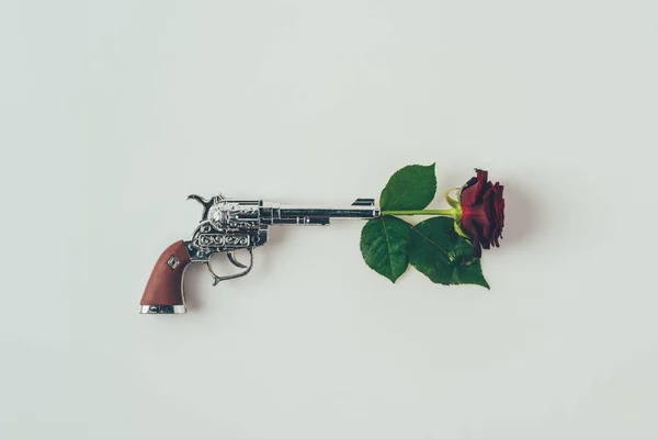 Beyaz Izole Silah Varil Kırmızı Gül Üst Görünümü Sevgililer Günü — Stok fotoğraf