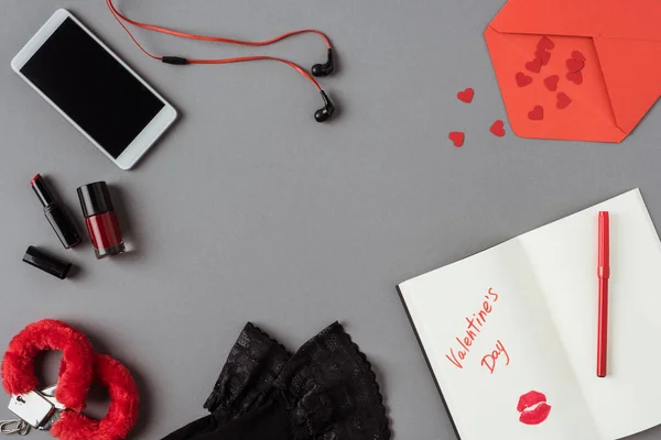 Draufsicht Auf Smartphone Notizbuch Mit Worten Valentinstag Auf Grauer Oberfläche — Stockfoto
