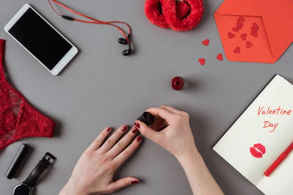 Imagem Cortada Mulher Pintando Unhas Com Polonês Vermelho Notebook Com — Fotografia de Stock