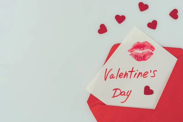 Draufsicht Von Glücklichen Valentinstag Postkarte Mit Lippen Druck Umschlag Isoliert — Stockfoto