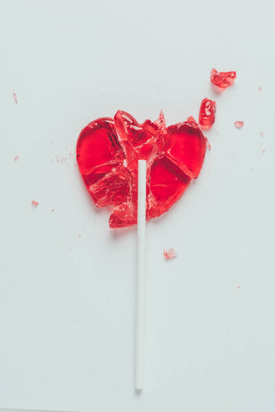 верхний вид разбитых леденец в форме сердца, изолированный на белом, валентинки день концепции
