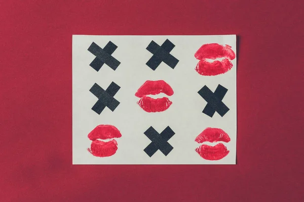 Top View Tic Tac Toe Black Crosses Lips Prints Isolated — Stock Photo, Image