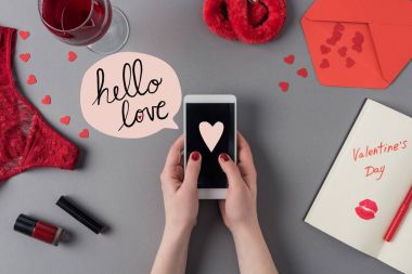 Ekranda kalp ile akıllı telefon tutan kadın kırpılmış görüntü, Sevgililer Günü kavramı