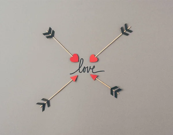 Top View Four Arrows Word Love Gray Surface — Stock Photo, Image