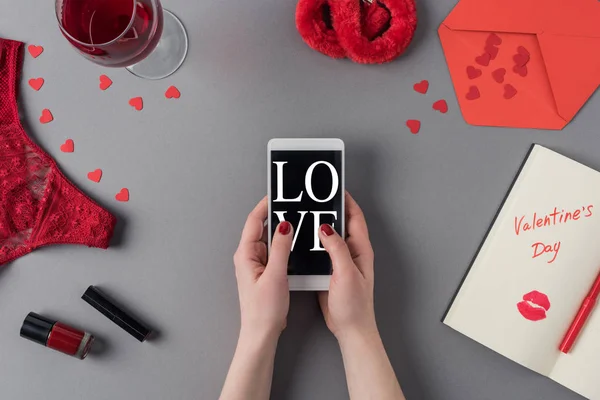 Przycięte Wizerunek Kobiety Trzyma Smartphone Słowem Miłość Ręce Walentynki Koncepcji — Zdjęcie stockowe