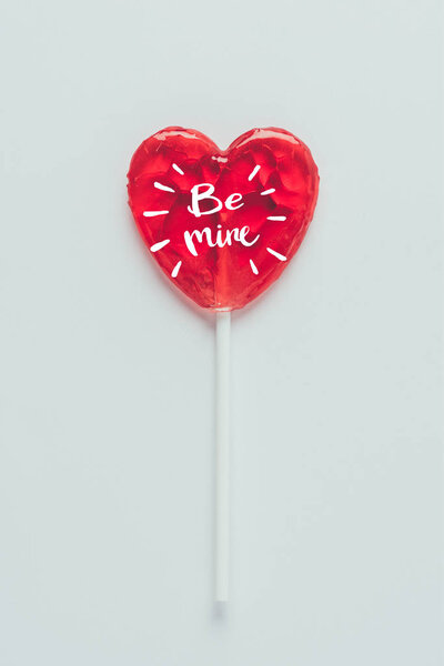 Вид сверху сердечной формы lollipop со словами быть мне изолированы на белом
