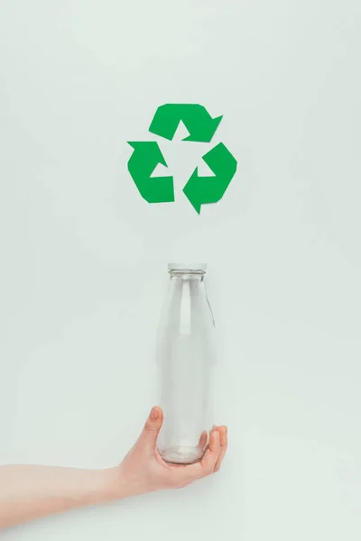 Teilansicht Des Mannes Mit Glasflasche Und Recyclingschild Isoliert Auf Grau — Stockfoto