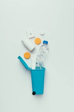 çöp kutusu izole kavramı geri dönüşüm gri, plastik çöp ile Üstten Görünüm