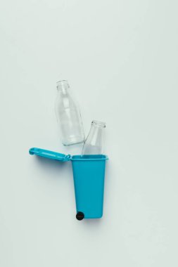 çöp kutusu izole kavramı geri dönüşüm gri, cam şişe ile Üstten Görünüm