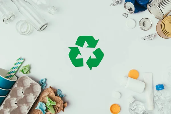 Flache Liege Mit Arrangierten Verschiedenen Müllarten Und Recyclingschild Isoliert Auf — Stockfoto