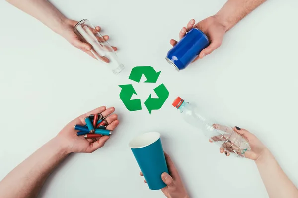Visão Parcial Pessoas Que Mostram Vários Tipos Lixo Torno Sinal — Fotografia de Stock