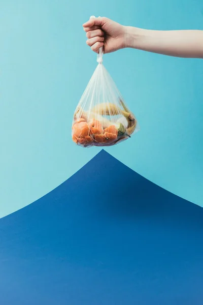 Abgeschnittene Aufnahme Einer Frau Mit Plastiktüte Mit Müll Auf Blauem — Stockfoto