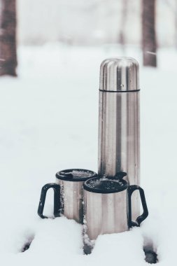 thermocups ve termos içinde kar kış ormandaki görünümünü kapat
