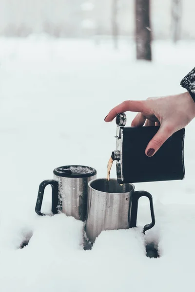 Częściowy Widok Kobiety Zalewanie Kawy Filiżanki Śniegu Zimie — Zdjęcie stockowe