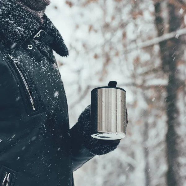 Częściowy Widok Kobietę Thermocup Gorącego Napoju Mroźną Zimę Dnia — Darmowe zdjęcie stockowe