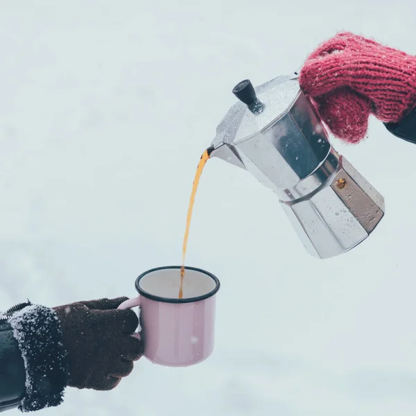 Sıcak Kahve Fincan Içine Kış Gününde Dökülen Adam Kısmi Görünümünü — Stok fotoğraf