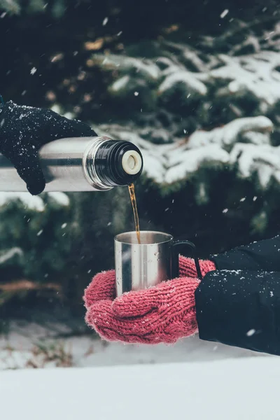 Частичный Вид Человека Наливающего Горячий Чай Чашку Зимнем Лесу — стоковое фото